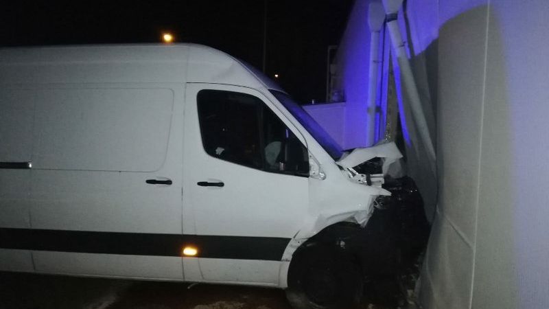 Milicz. Nietrzeźwy kierowca busa. Wjechał w inne samochody i ścianę marketu