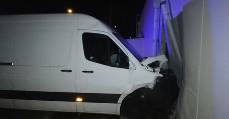 Milicz. Nietrzeźwy kierowca busa. Wjechał w inne samochody i ścianę marketu