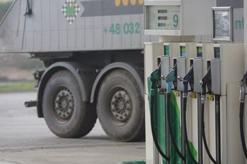 Ceny paliwa w trasie. Ten raport pokazuje, gdzie kierowcy płacą najwięcej