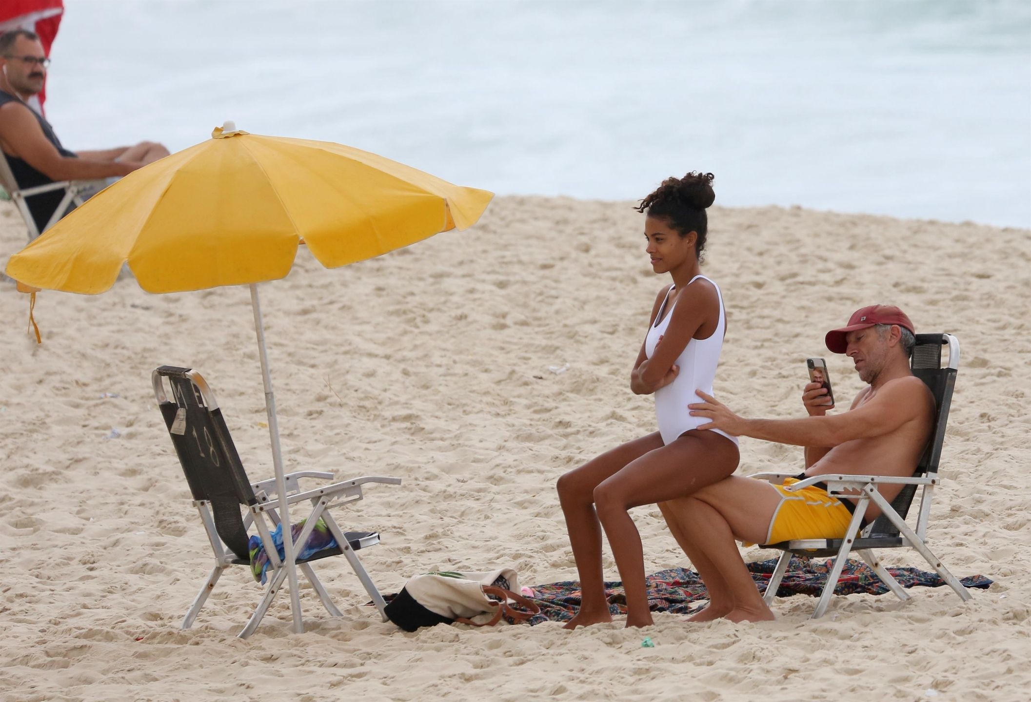Vincent Cassel z żoną Tiną na plaży w Brazylii