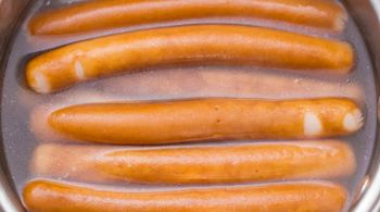 Kiedy wrzucić parówki do wody? Makłowicz wyjaśnia błąd
