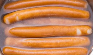 Kiedy wrzucić parówki do wody? Makłowicz wyjaśnia błąd