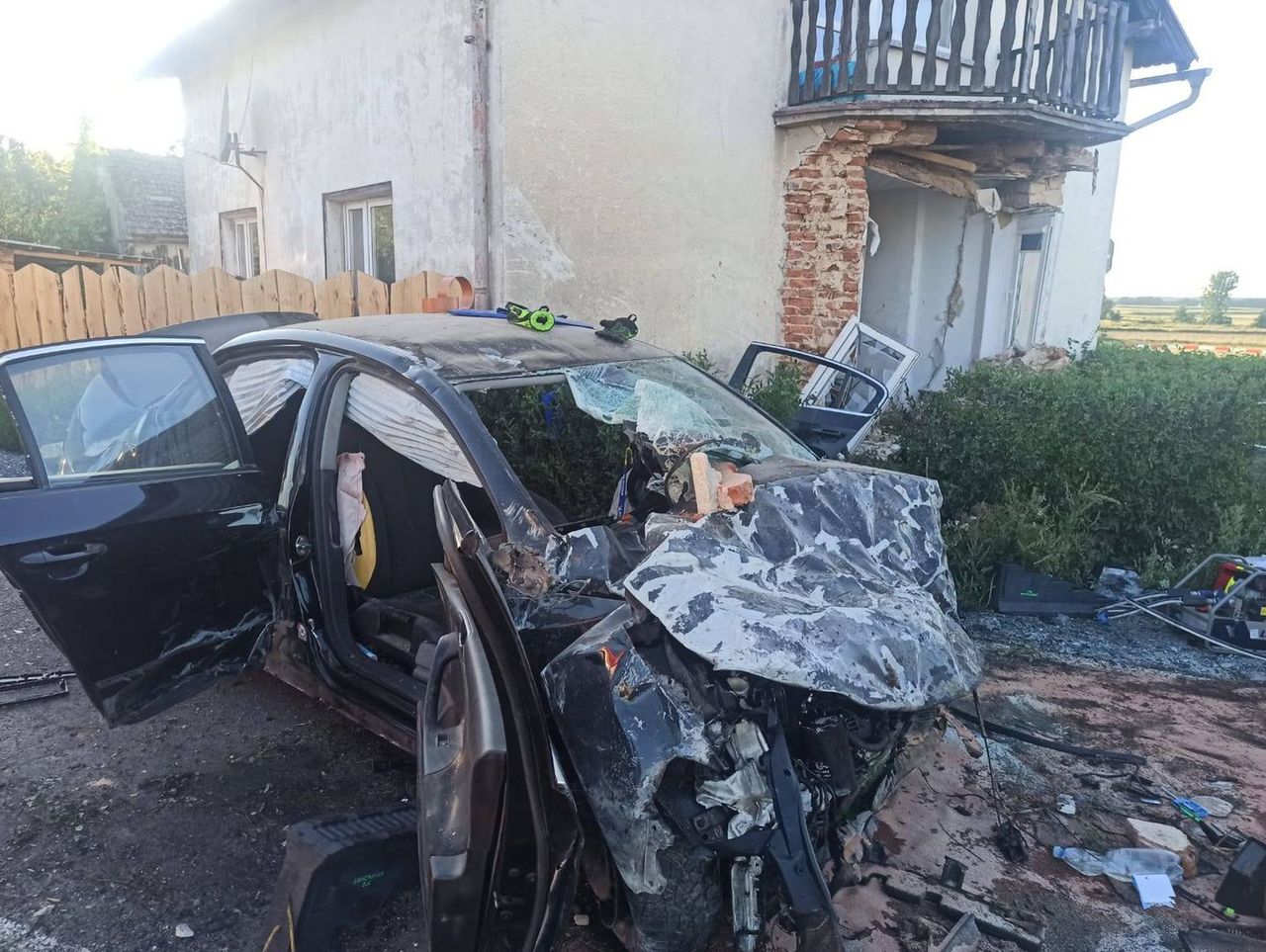 Ściborowice: Wypadek na DW416. Volkswagen przebił elewację domu