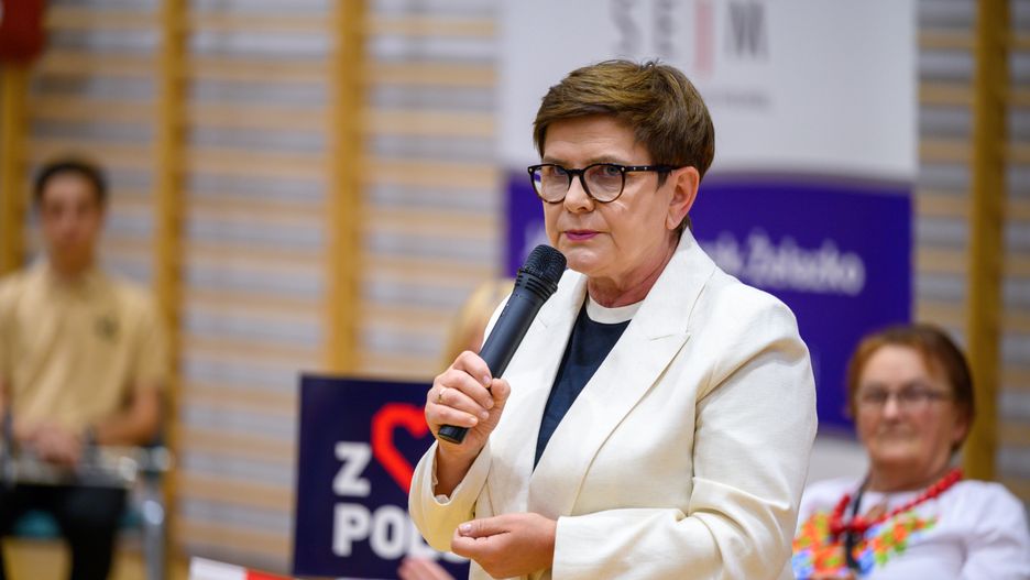 Dębno, 04.08.2023. Wiceprezes PiS, europoseł Beata Szydło podczas spotkania z sympatykami w hali widowiskowo-sportowej w miejscowości Dębno (woj. małopolskie), 4 bm. (mr) PAP/Paweł Topolski