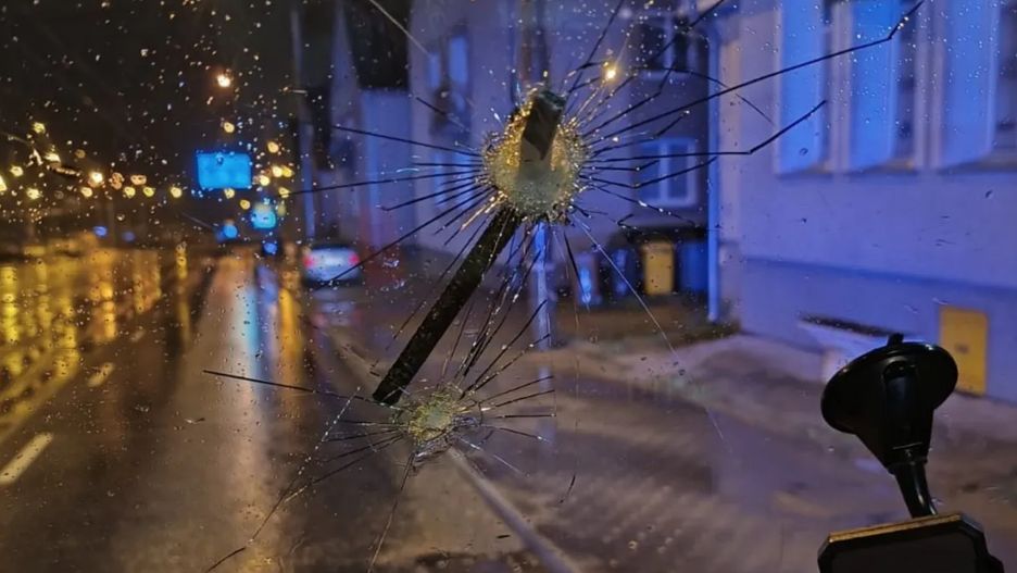 Pręt przebił szybę karetki.