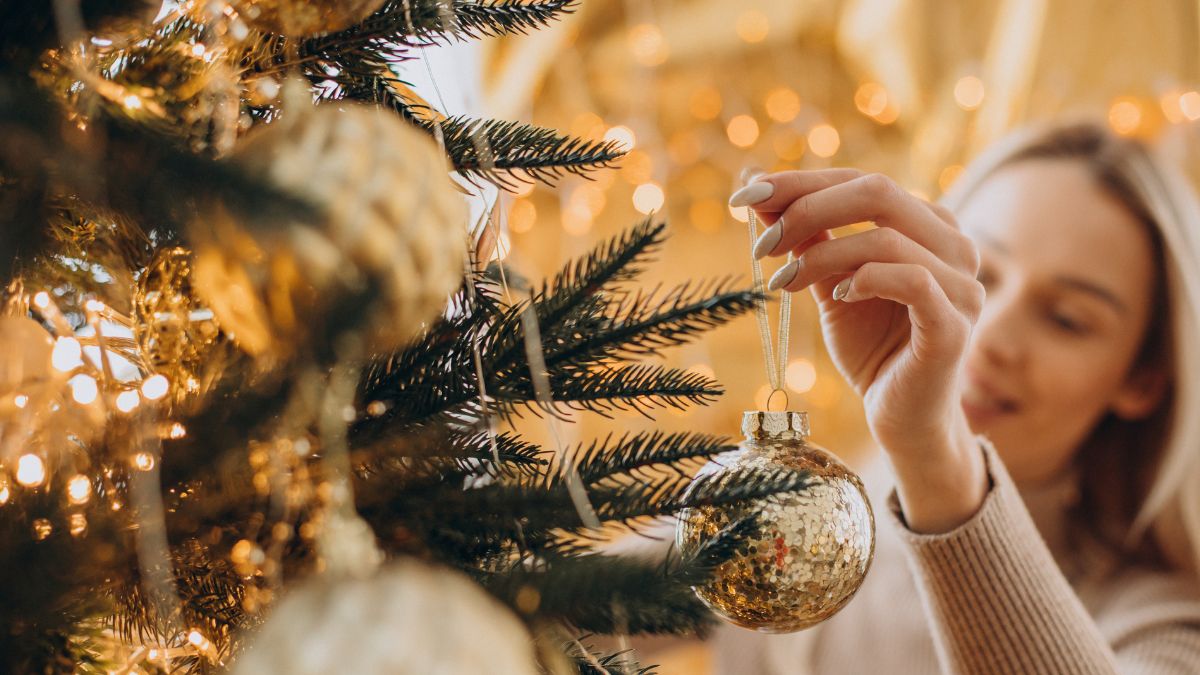 Wieszanie bombek na choince.