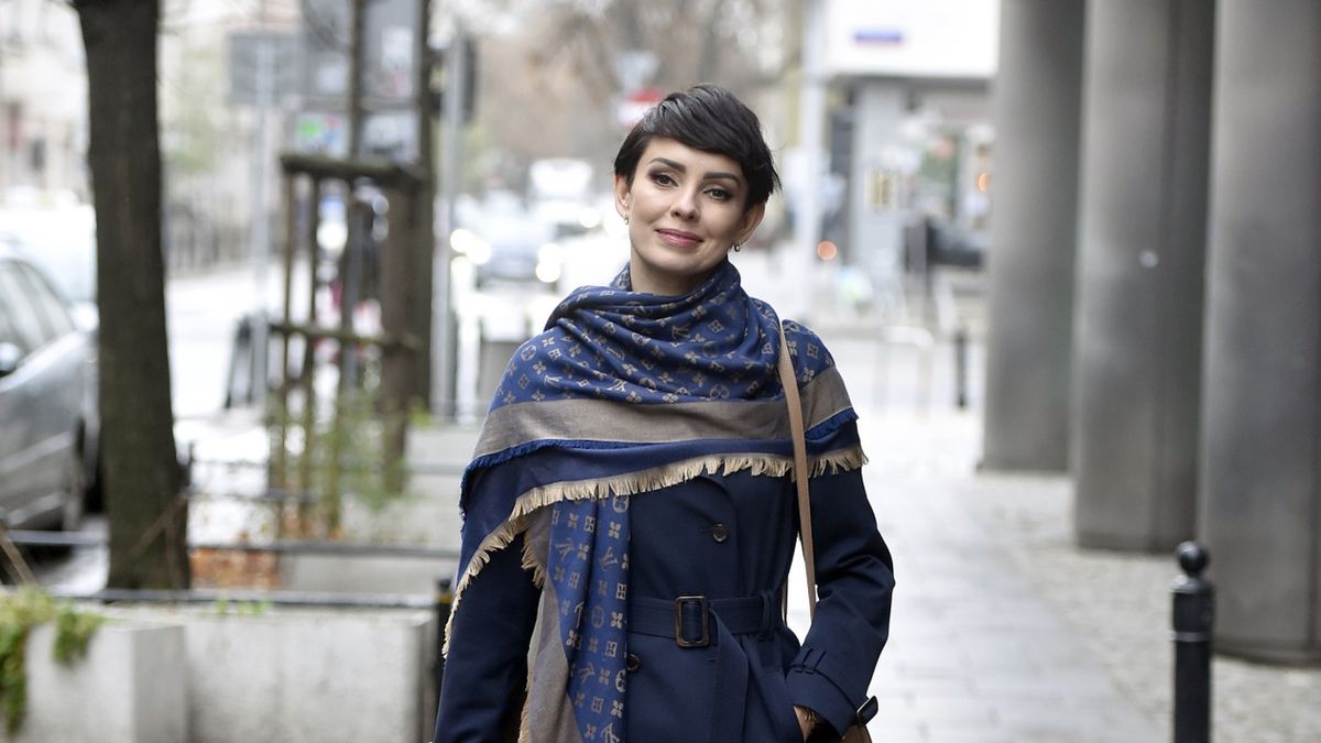 scena z: Dorota Gardias, SK:, , fot. AKPAbuty bordo, buty bordowe, buty damskie, buty marszczone, buty na obcasach, buty skórzane, buty skórzane na obcasie, Gwiazdy DDTVN, kozaki, kozaki na obcasach, listopad 2021, Louis Vuitton, sylwetka, szal, szal granatowy, szal Louis Vuitton, torebka beżowa, torebka damska, torebka skórzana, paparazzi, Dorota Gardias