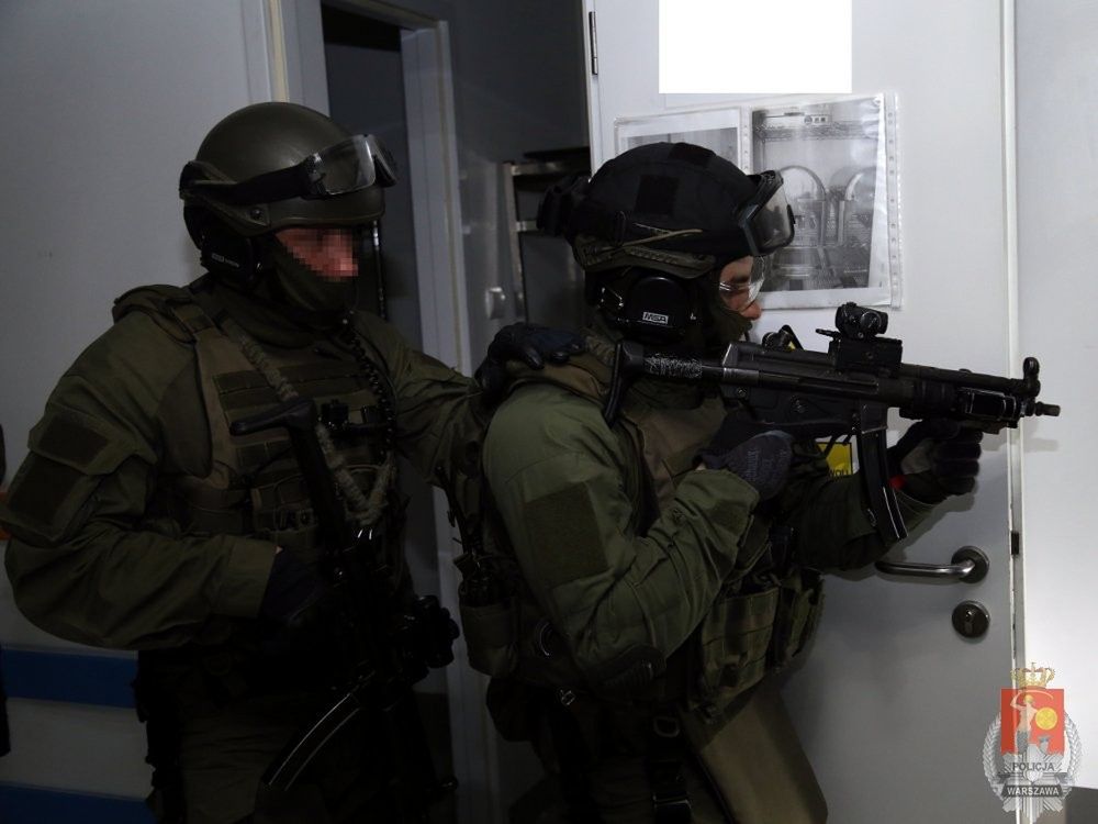 Jak zachować się podczas ataku terrorystycznego? Policja robi symulację w warszawskim hotelu (WIDEO)