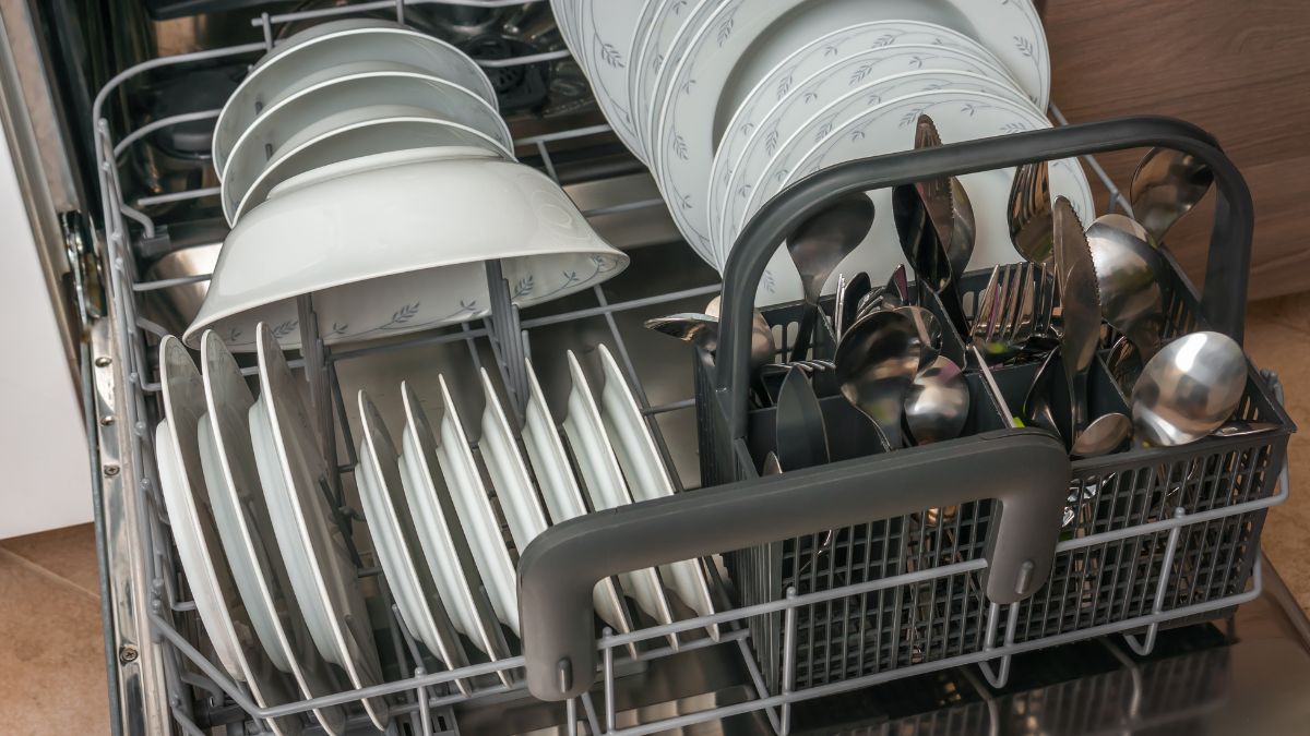 Smród ze zmywarki to częsty problem.