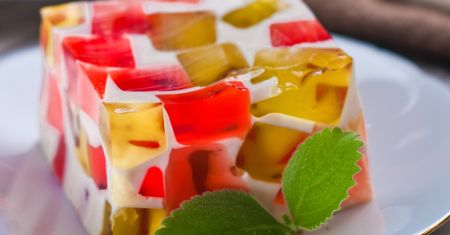 Fantastyczne ciasto bez pieczenia. Wygląda jak z drogocennymi klejnotami, a zrobisz je za mniej niż 15 zł