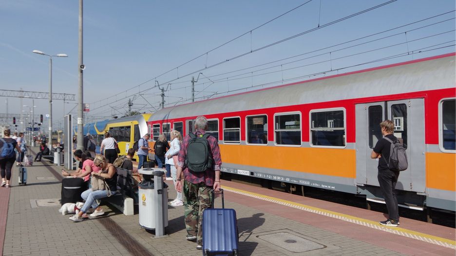 Polskie koleje Marek Bazak
PHOTO: ZOFIA I MAREK BAZAK / EAST NEWS 
Pociag osobowy Koleje Przewozy Regionalne POLREGIO 
N/Z legendarny wagon 120A " Bonanza " produkcja Pafawag Wroclaw
ZOFIA BAZAK