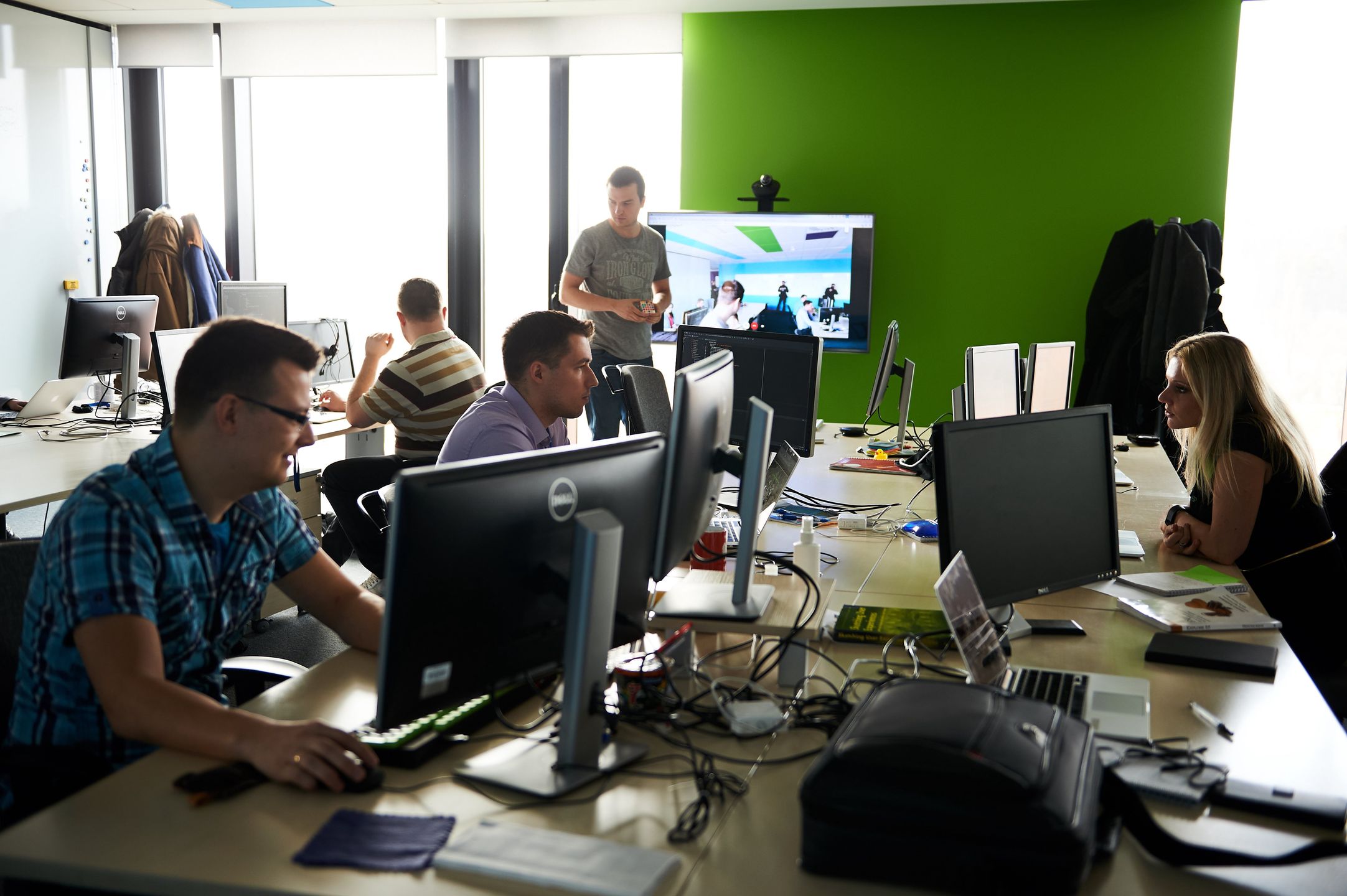 Biuro Kainos
Adam War�awa
biurko, biuro, firma, Gda�sk, informatyka, it, Kainos, komputer, open space, openspace, otwarcie, praca, pracownicy, pracownik, zatrudnienie