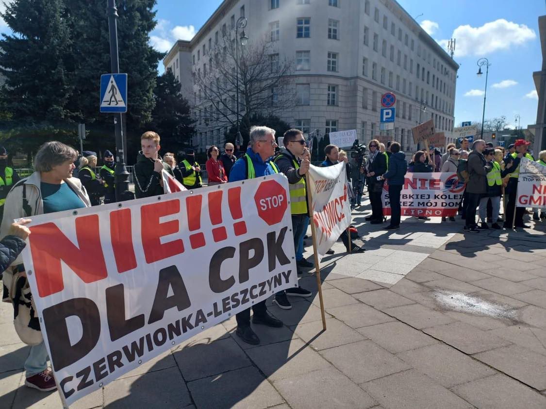 "Towarzyszu Horała!". Przyjechali na Wiejską z wielkimi transparentami