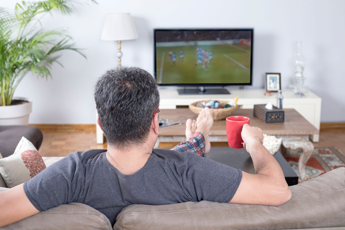 Średni czas oglądania telewizji w Polsce to około 4 godziny