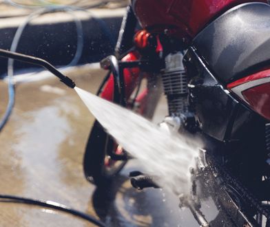 Jak myć motocykl? Myjnia bezdotykowa czy wiadro z wodą?