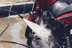 Jak myć motocykl? Myjnia bezdotykowa czy wiadro z wodą?