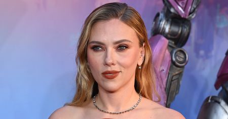 Zrobili jej zdjęcia na ulicy. Johansson olśniła w opiętej kreacji