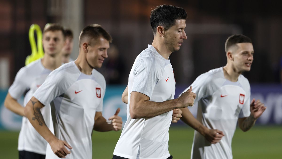 Poland's Robert Lewandowski (2R) and teammates attend their training session at the premises of Al Kharaitiyat SC in Doha, Qatar, 25 November 2022. Poland will face Saudi Arabia in their FIFA World Cup 2022 group C soccer match on 26 November 2022. EPA/RONALD WITTEK Dostawca: PAP/EPA.