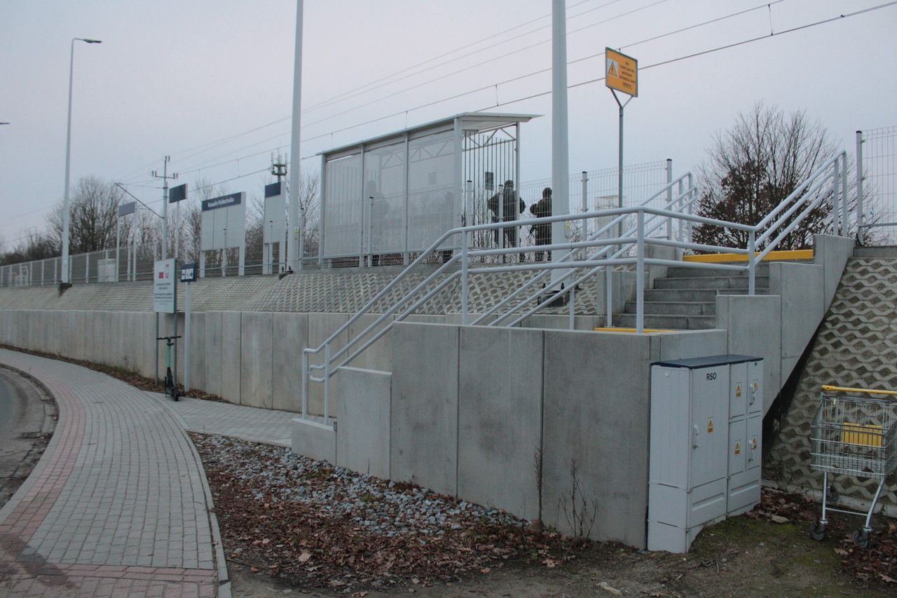 Koszalin: Akcja służb przy stacji Politechnika. Było powiadomienie o podejrzanym przedmiocie przy torach [ZDJĘCIA]