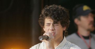 Nick Jonas skończył liceum!