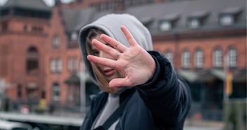 Ataki na obcokrajowców w Polsce. Gdzie szukać pomocy i jak reagować