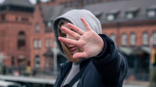 Ataki na obcokrajowców w Polsce. Gdzie szukać pomocy i jak reagować