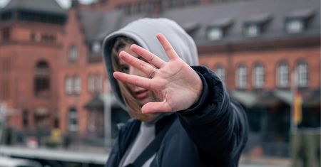 Ataki na obcokrajowców w Polsce. Gdzie szukać pomocy i jak reagować