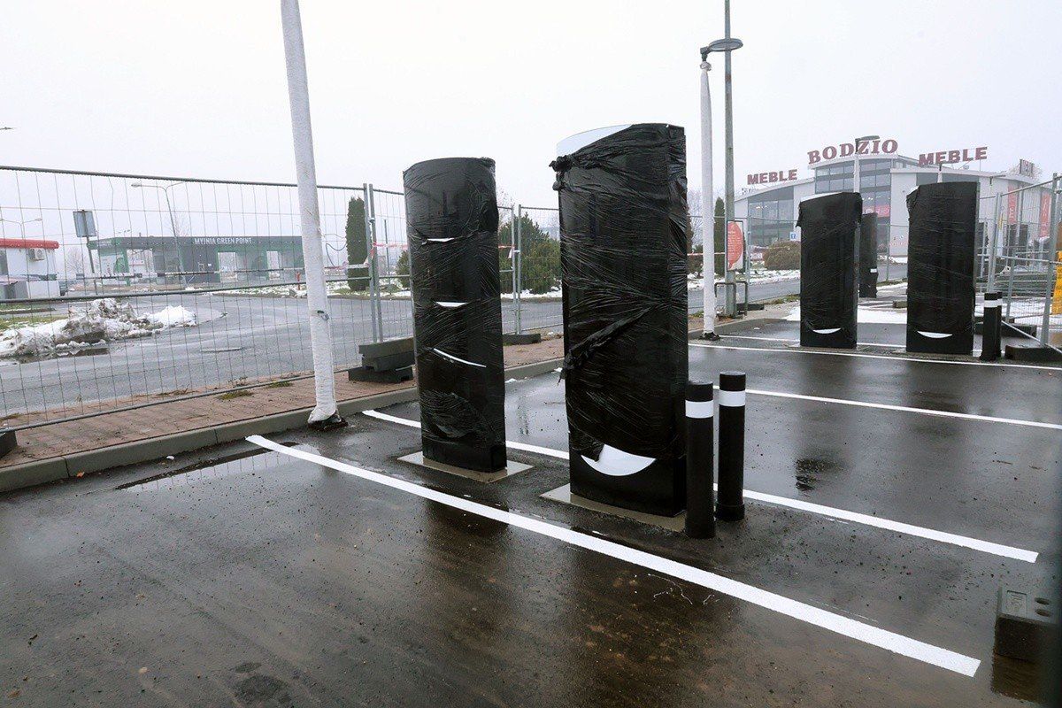 Legnica: Powstaje jedna z największych w Polsce stacji do szybkiego ładowania aut elektrycznych Tesla Supercharger. Będzie 12 stanowisk