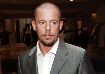 Zrewolucjonizował brytyjską modę. Oto jego najciekawsze projekty