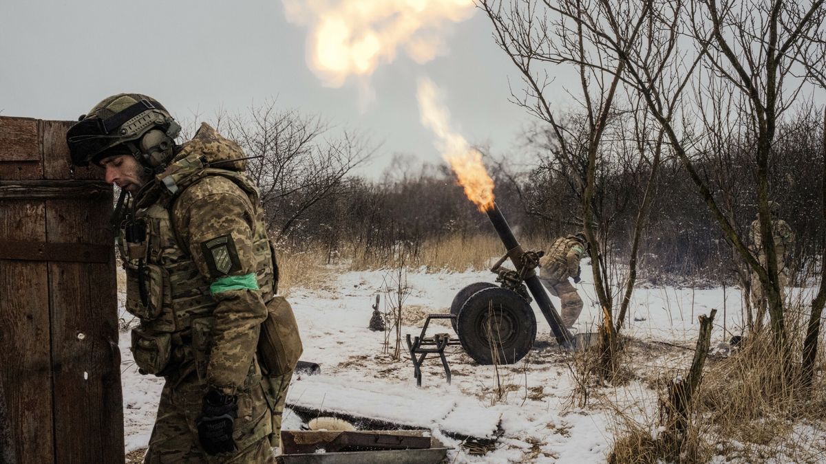 Wojna w Ukrainie rok 2023
A Ukrainian mortar unit fires on Russian forces to support their infantry near Bakhmut, Ukraine on Tuesday, March 7, 2023. Ukrainian officials said on Tuesday that the Wagner group had shifted to using more professional soldiers in the battle for Bakhmut as its supply of prisoner recruits dwindled, suggesting that Ukraine may be hoping its battle in the city can severely damage a highly effective fighting force for Russia. (Daniel Berehulak/The New York Times)
DANIEL BEREHULAK