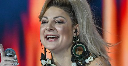 Poleciała na Islandię w mini. Ale show skradły podkolanówki