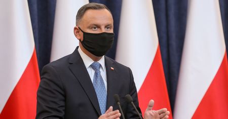 W rządzie powiało niespodziewanym optymizmem. W szpitalach sytuacja wygląda mniej różowo