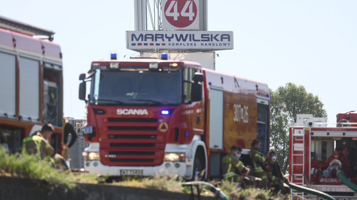 Warszawa, 12.05.2024. Dogaszanie pożaru kompleksu handlowego przy ul. Marywilskiej 44 w Warszawie, 12 bm. Ogniem objęte było ponad 80 proc. hali. Działania ratownicze prowadziło 50 zastępów, w tym SGRChem. (aldg) PAP/Leszek Szymański***Do tego materiału zdjęciowego dostępna jest również depesza w systemie CSI, pt.: Warszawa/ Strażacy dogaszają pożar kompleksu handlowego Marywilska 44**