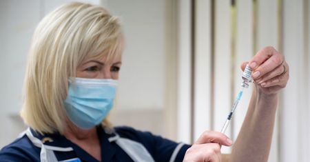 Wielka Brytania. Pierwsze podanie szczepionki AstraZeneca. Otrzymał ją 82-latek