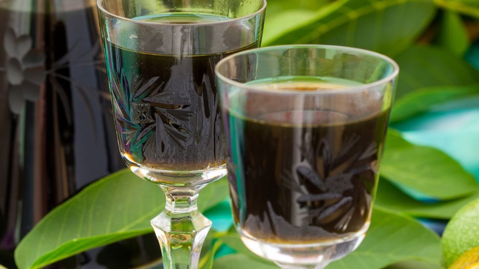 Nalewka z orzecha włoskiego to remedium na problemy żołądkowe