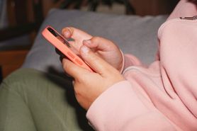 Zatrważające wyniki raportu. Ze stron porno korzystają już 7-latki