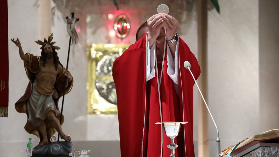 Przewodniczący Konferencji Episkopatu Włoch kardynał Gualtiero Bassetti podał w sobotę termin powrotu mszy świętych z wiernymi we Włoszech.