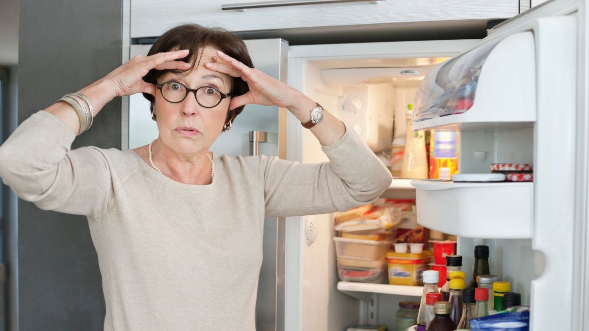 Starsza kobieta załamana marnowaniem żywności.