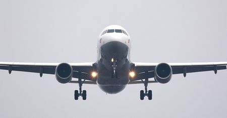 Samolot zmuszony do lądowania w Rosji. Nie żyje pasażer z USA