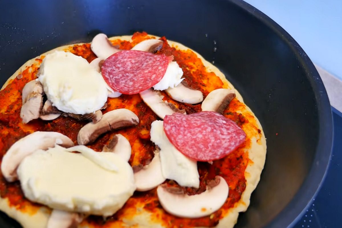 Przepis na szybko, czyli... pizza z patelni