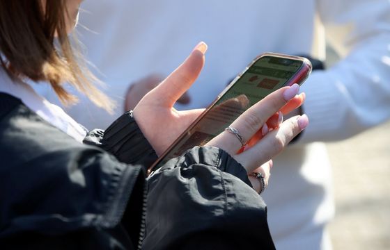 Brytyjczycy dokręcają śrubę platformom internetowym, by chronić dzieci. Jak jest w Polsce?