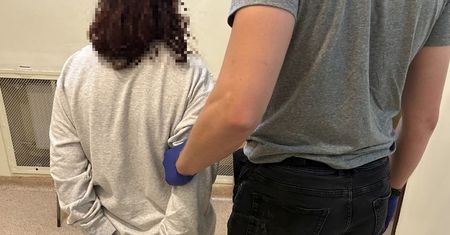 Przyszli na spotkanie, tam pobili 26-latka. Policja o szczegółach