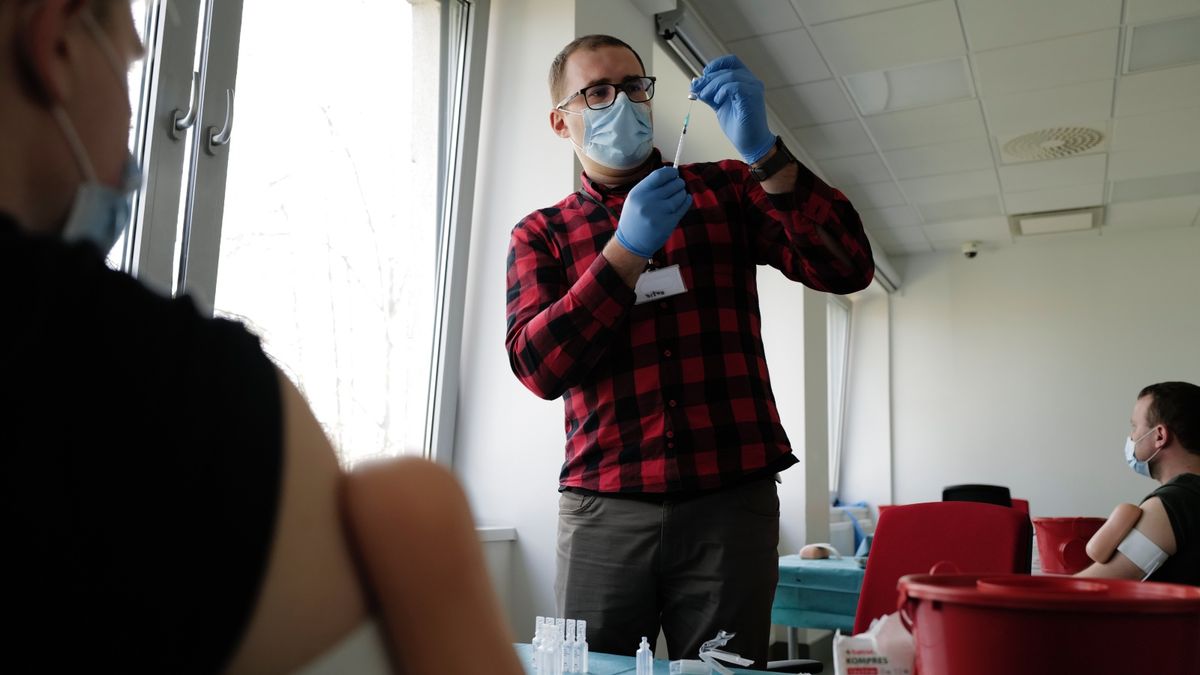 Pięć grup zawodowych będzie szczepionych priorytetowo