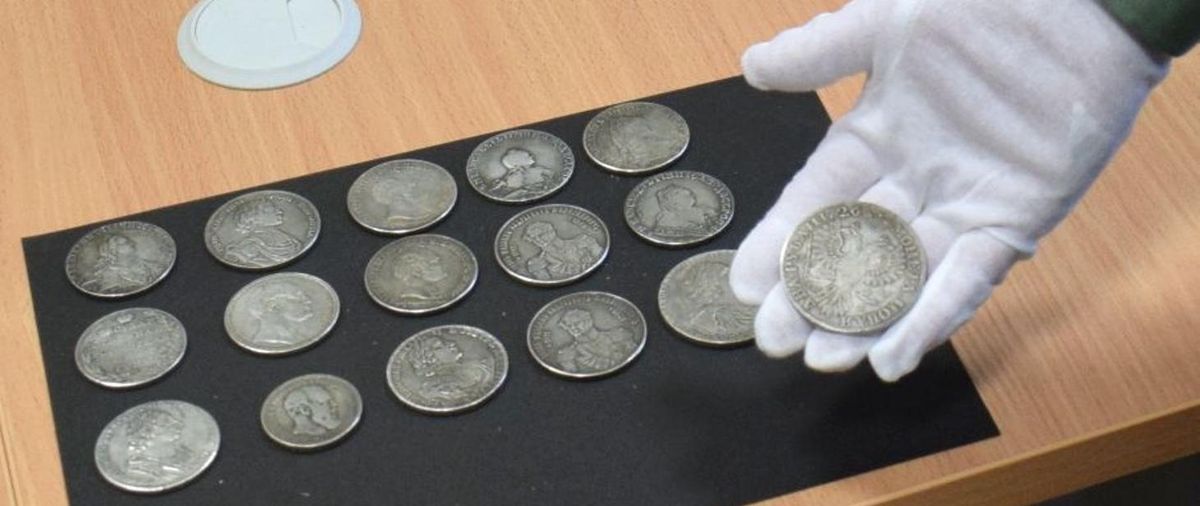 Takie monety znaleziono w portfelu kierowcy