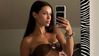 Natsu rozgrzewa sieć do czerwoności! Pozuje w drapieżnym, czekoladowym bikini