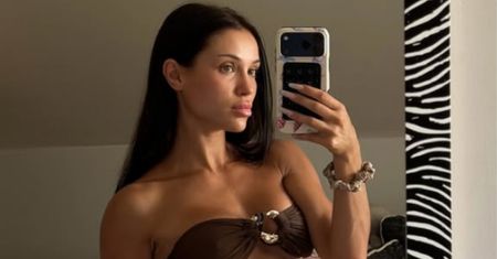 Natsu rozgrzewa sieć do czerwoności! Pozuje w drapieżnym, czekoladowym bikini
