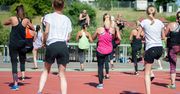 Wakacyjna zumba w Parku Solankowym w Inowrocławiu. Tańczą i pomagają
