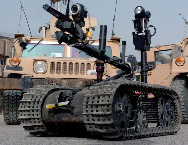 Robot TALON może usuwać miny albo służyć jako platforma dla broni maszynowej