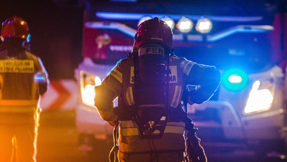 Chwile grozy w Katowicach. Policjant wskoczył w płomienie
