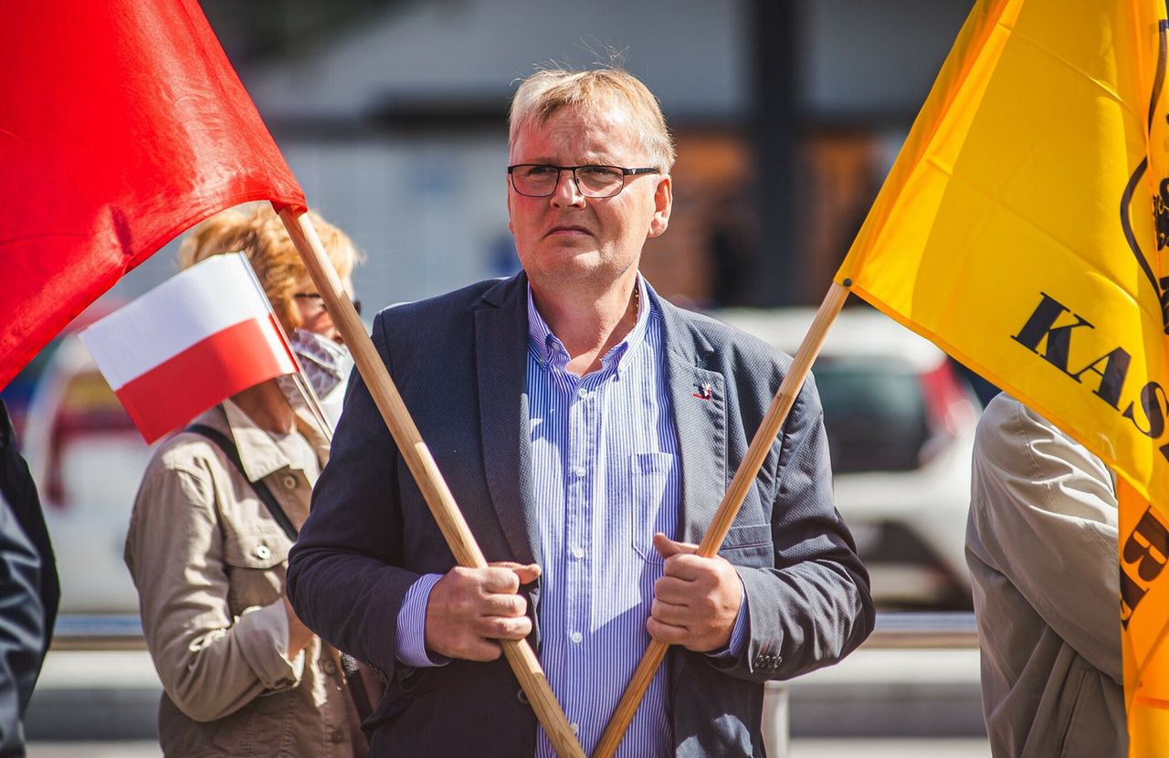 Przywiązał psa do samochodu. Były senator PiS stanął przed sądem